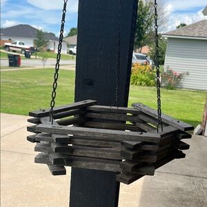 Outdoor hanging basket